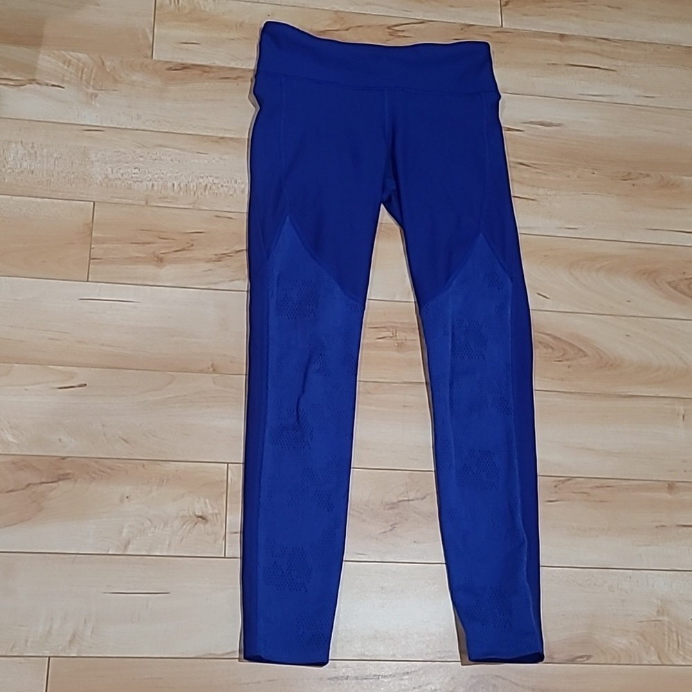Women's size small blue Under Armour capris
